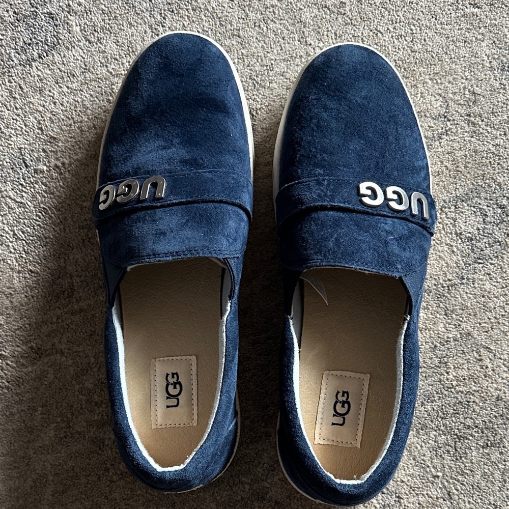 UGG Womens shoes
Size 9.5
Color navy